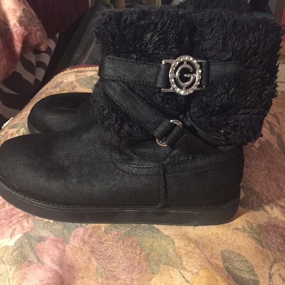 I am selling guess shoes and aren’t they stylish - Picture 4 of 5